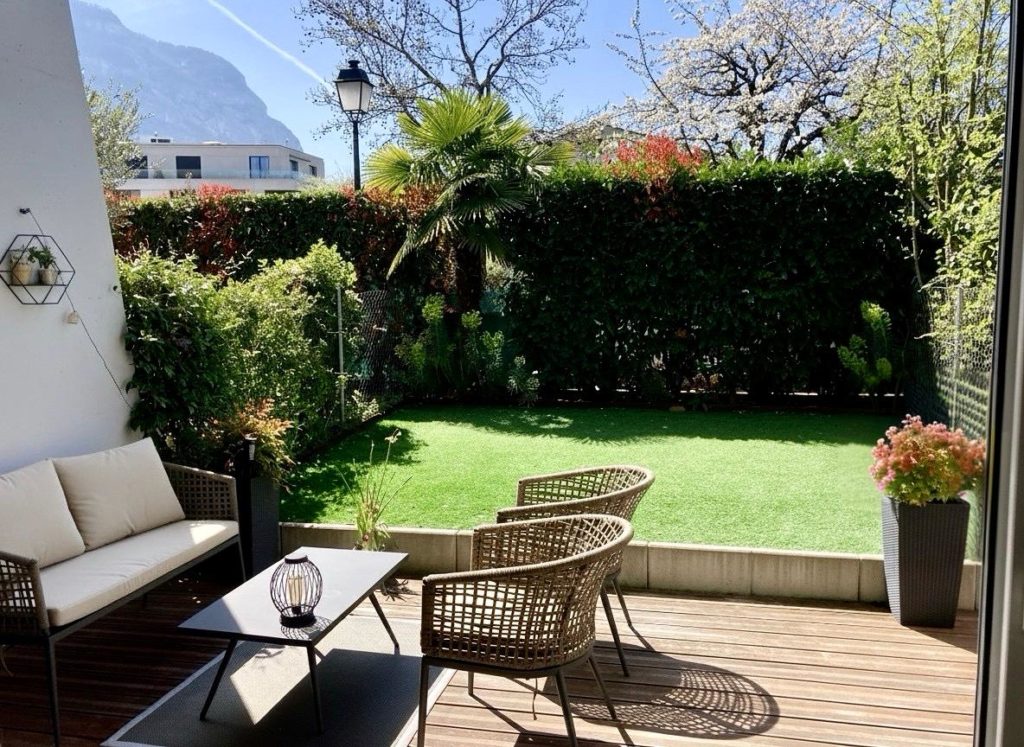 The current image has no alternative text. The file name is: terrasse-rez.jpeg